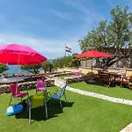 Beach Front Apartment In Zdrelac With Wifi