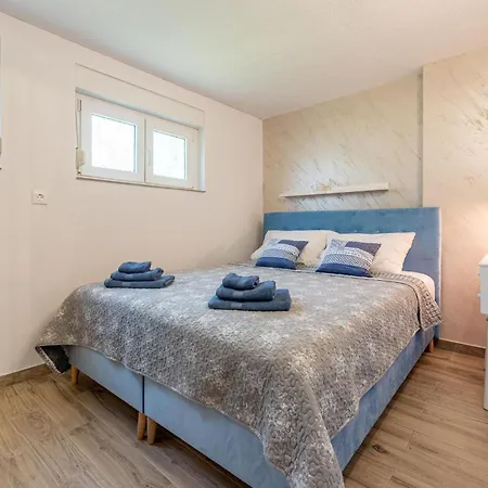 Amazing In With Jacuzzi Apartment