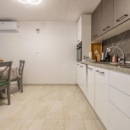 Amazing In With Jacuzzi Apartment *