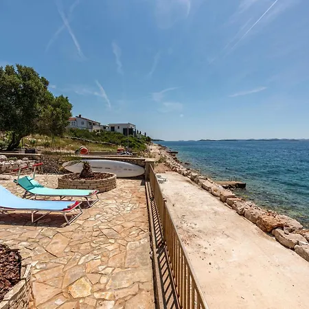 Amazing In With Jacuzzi Apartment