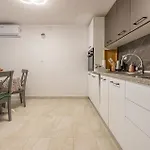 Beach Front Apartment In Zdrelac With Wifi 公寓 *