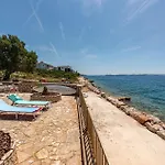 Beach Front Apartment In Zdrelac With Wifi 公寓