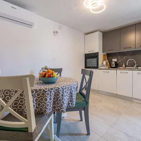 Beach Front Apartment In Zdrelac With Wifi