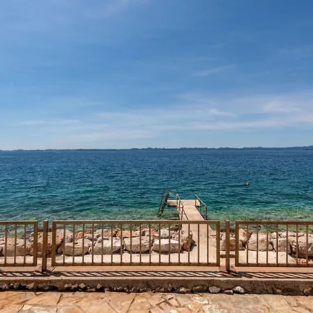 Beach Front Apartment In Zdrelac With Wifi *
