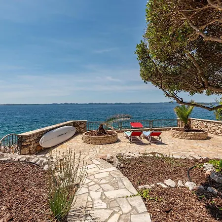 Beach Front Apartment In Zdrelac With Wifi